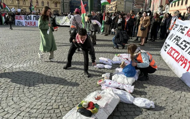 Na pražském Klárově se dnes sešly stovky lidí na podporu Palestiny. Vystoupil i Tomáš Klus