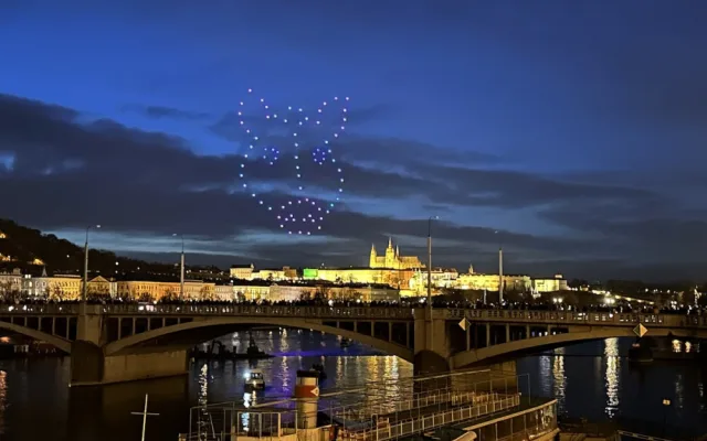 VIDEO: Pes Gump pozdravil Pražany v dronové show nad Vltavou. Vedení města stroje zvažuje místo ohňostrojů