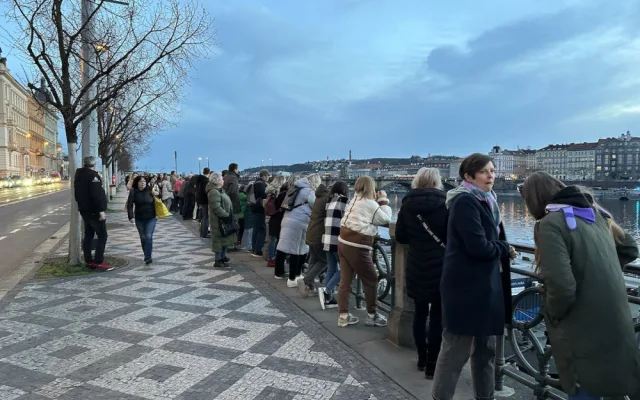 VIDEO: Pes Gump pozdravil Pražany v dronové show nad Vltavou. Vedení města stroje zvažuje místo ohňostrojů