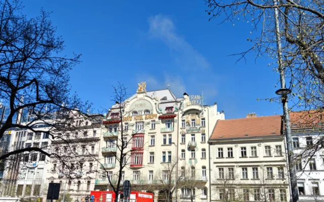 Hoří střecha domu na Václavském náměstí, na místě zasahuje šestnáct jednotek hasičů