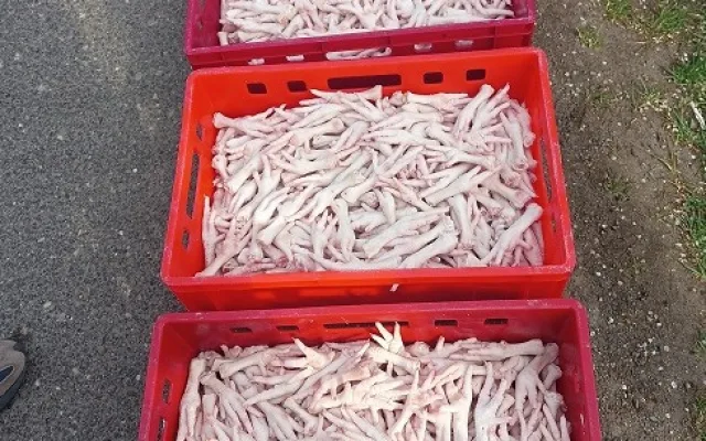 Kohouti s hlavou, kuřecí pařáty, přepravka plná žloutků. V Sapě našli víc než tunu pochybných potravin