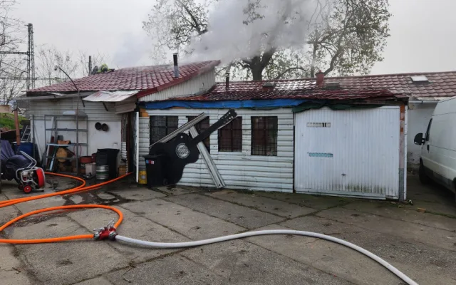 Hasiči v Nuslích zachránili z hořící budovy kočku