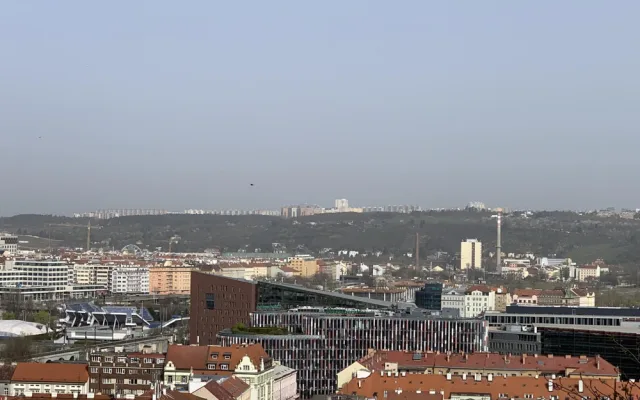 Saharský písek zahalil Prahu. Pozor by si měli dát lidé s chronickými dýchacími potížemi