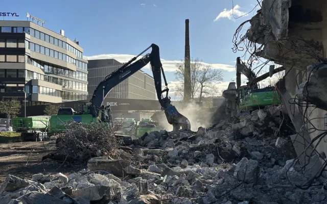 VIDEO: Začala demolice Libeňského mostu. Hroutit se začal už při přípravných pracech