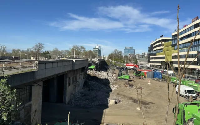 VIDEO: Začala demolice Libeňského mostu. Hroutit se začal už při přípravných pracech