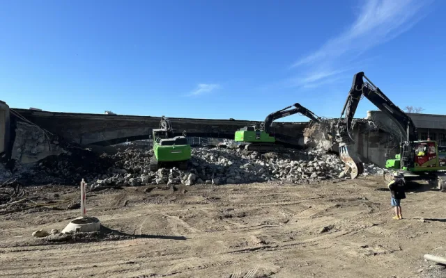 VIDEO: Začala demolice Libeňského mostu. Hroutit se začal už při přípravných pracech