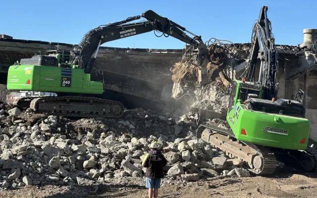 VIDEO: Začala demolice Libeňského mostu. Hroutit se začal už při přípravných pracech