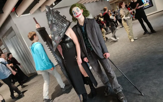 FOTOGALERIE: Zaklínač, Joker i Wednesday. Podívejte se na kostýmy z Comic-Conu