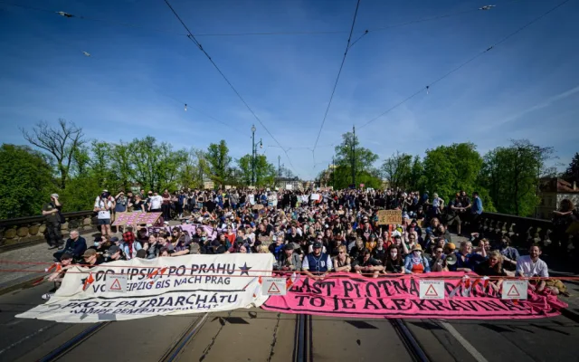 Neprojdou! Odpůrci Pochodu pro život blokovali průchod jeho účastníků na mostě Legií, neprojeli ani hasiči