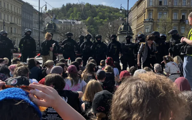Neprojdou! Odpůrci Pochodu pro život blokovali průchod jeho účastníků na mostě Legií, neprojeli ani hasiči
