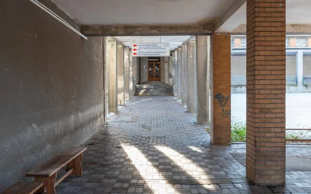 Propojovací krček mezi pavilony nemocnice.
