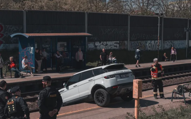 VIDEO: Řidička zaparkovala, auto ale nezabrzdila. Vůz sjel na koleje a blokoval vlaky