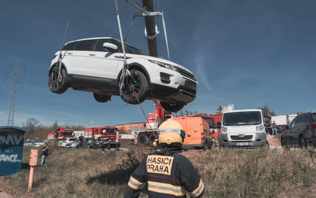 VIDEO: Řidička zaparkovala, auto ale nezabrzdila. Vůz sjel na koleje a blokoval vlaky