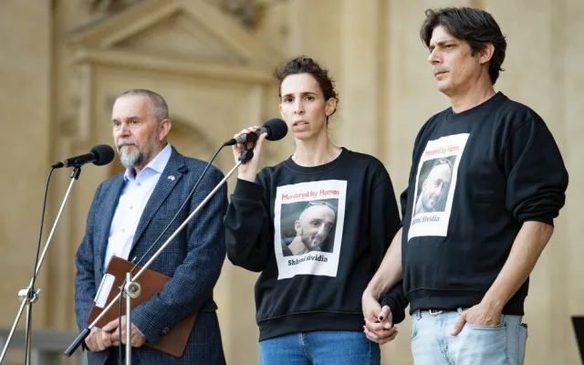 Prahou prošly stovky lidí protestující proti antisemitismu. Izraeli vyjádřil podporu také Jiří Drahoš