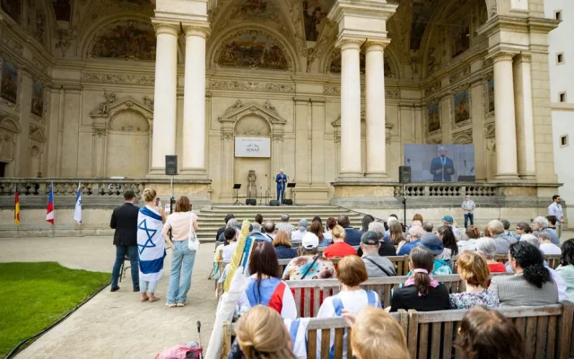 Prahou prošly stovky lidí protestující proti antisemitismu. Izraeli vyjádřil podporu také Jiří Drahoš