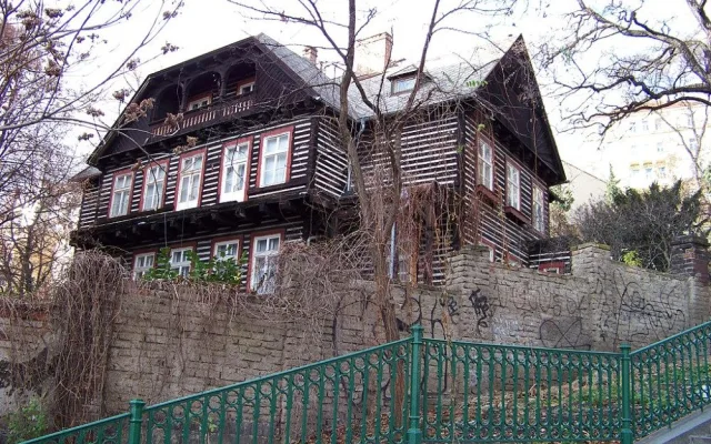 Ve slavné pražské roubence hořelo, před požárem uteklo dvacet lidí