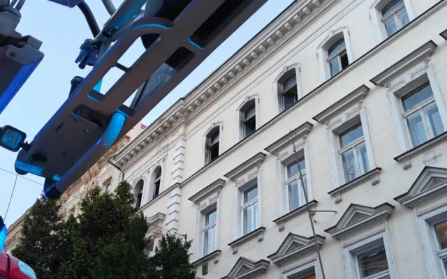 V pražské Bubenči záchranáři ošetřili 9 lidí po požáru v bytě