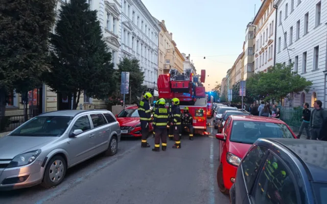 V pražské Bubenči záchranáři ošetřili 9 lidí po požáru v bytě