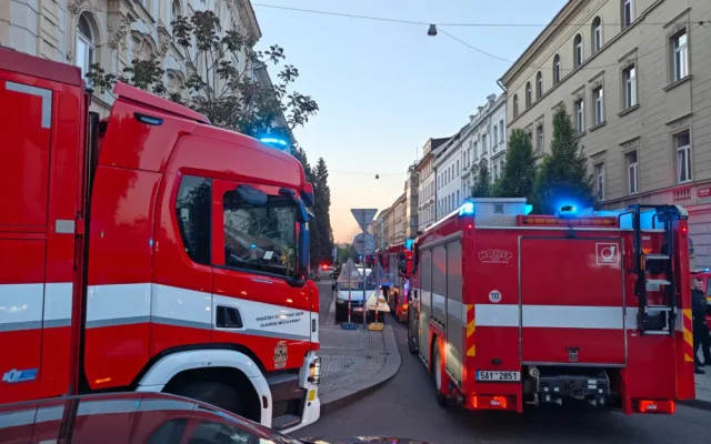 V pražské Bubenči záchranáři ošetřili 9 lidí po požáru v bytě