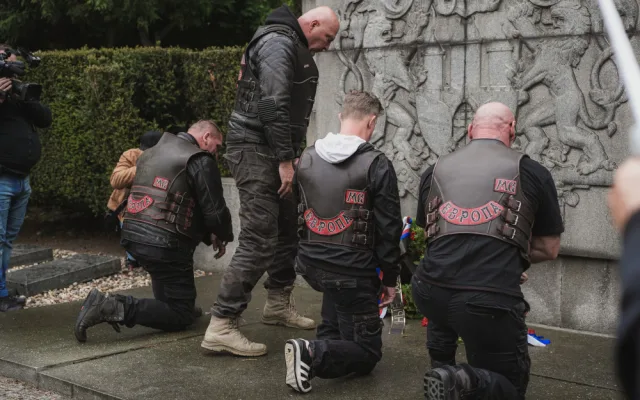VIDEO: Noční vlci přijeli do Prahy, čekali je fanoušci i nadávky