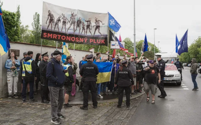 VIDEO: Noční vlci přijeli do Prahy, čekali je fanoušci i nadávky