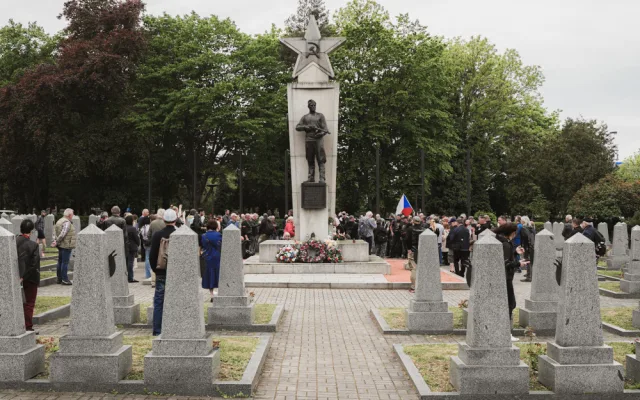 FOTOGALERIE: Vztyčené prostředníčky, karafiáty a ruské vlajky. Podívejte se, jak vypadala návštěva Nočních vlků na Olšanských hřbitovech