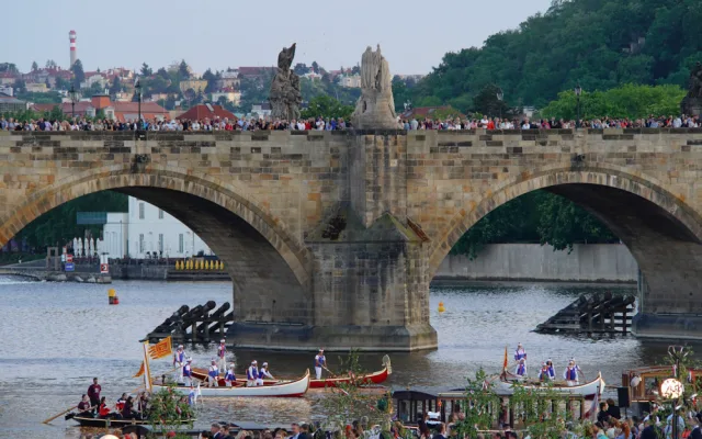 FOTOGALERIE: Vltavu křižovaly historické veslice. Plavba byla součástí Svatojánských slavností