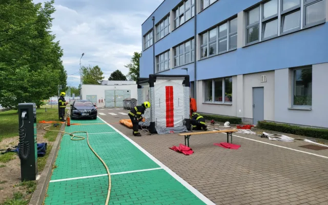 Z chemické laboratoře v Praze unikla nebezpečná látka, hasiči provedli dekontaminaci