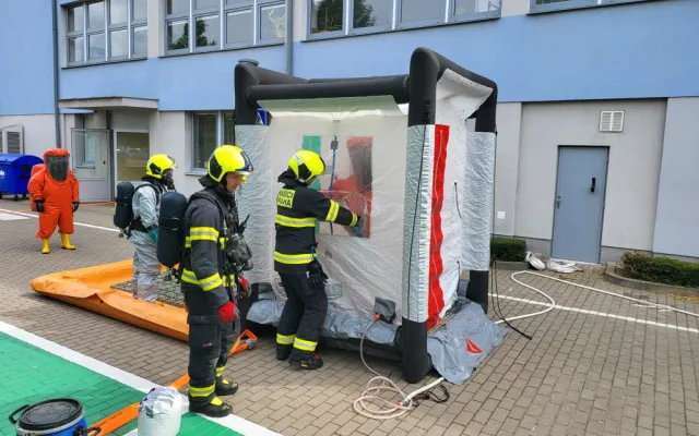 Z chemické laboratoře v Praze unikla nebezpečná látka, hasiči provedli dekontaminaci
