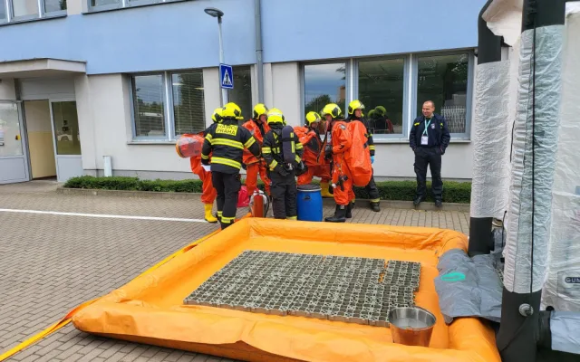 Z chemické laboratoře v Praze unikla nebezpečná látka, hasiči provedli dekontaminaci