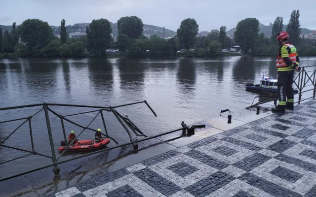Do Vltavy sjelo z nábřeží auto, musí ho vytáhnout hasiči
