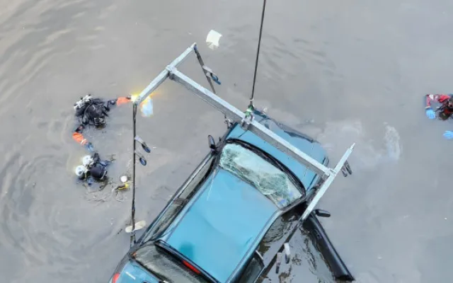 Do Vltavy se z nábřeží zřítilo auto, musí ho vytáhnout hasiči