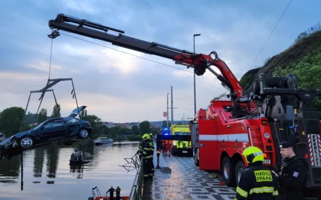 Do Vltavy se z nábřeží zřítilo auto, museli ho vytáhnout hasiči