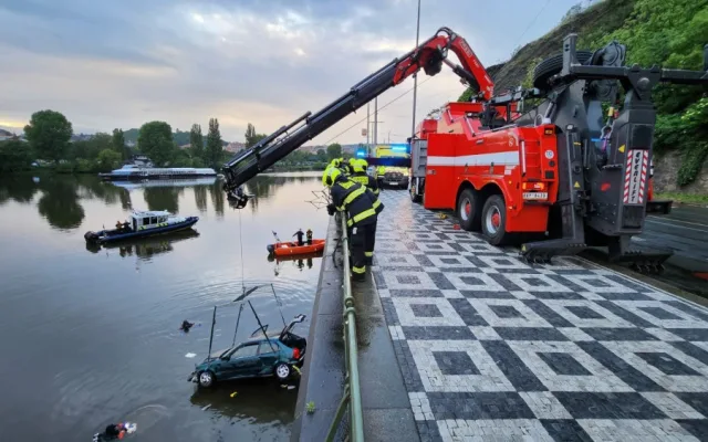 Do Vltavy se z nábřeží zřítilo auto, museli ho vytáhnout hasiči