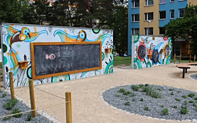 Praha 12 slavnostně otevřela nově revitalizovaná hřiště a odpočinkové parky