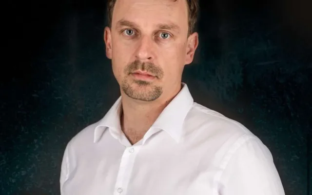 Policisté pořádají sbírku pro kamaráda. Po skoku do bazénu bojuje o život