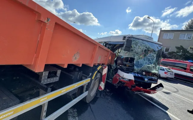 Střet autobusu s nákladním automobilem v Praze. Na místě je dvanáct zraněných