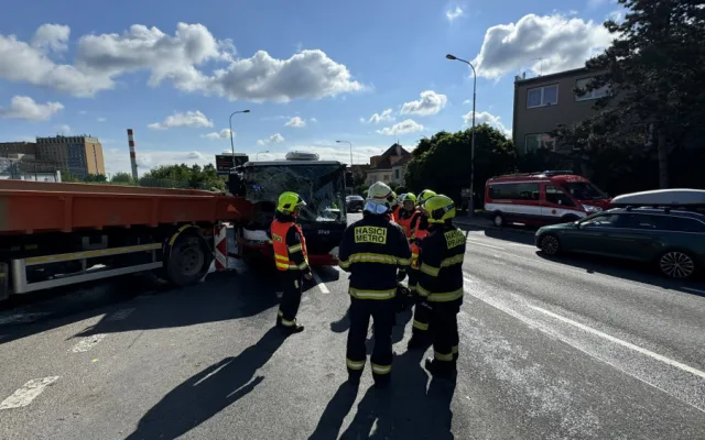 Střet autobusu s nákladním automobilem v Praze. Na místě je dvanáct zraněných
