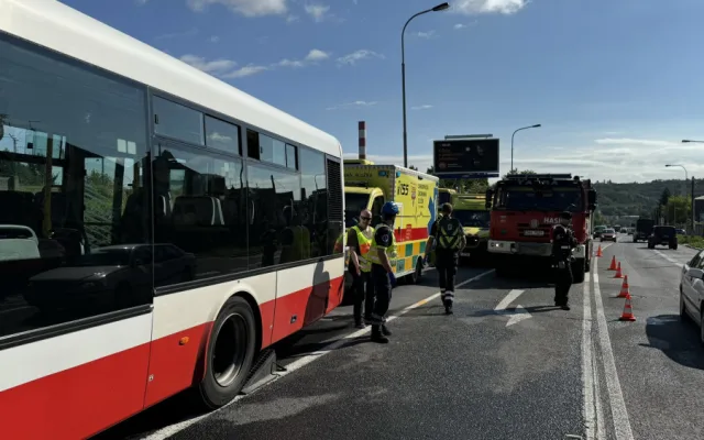 Střet autobusu s nákladním automobilem v Praze. Na místě je dvanáct zraněných