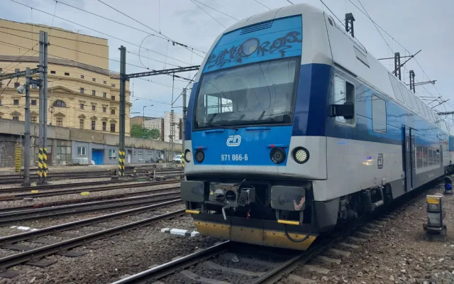 V Praze se srazil osobní vlak s lokomotivou, škoda je víc než sto milionů