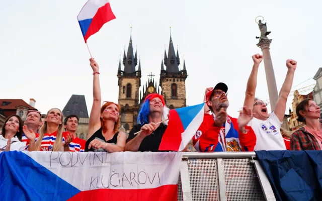 Na Staroměstském náměstí fandí českým hokejistům tisíce lidí