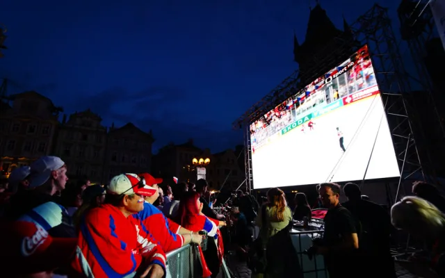 VIDEO: Na Staroměstském náměstí fandí českým hokejistům tisíce lidí. Záchranáři raději přistavili speciál Fénix