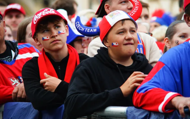VIDEO: Na Staroměstském náměstí fandí českým hokejistům tisíce lidí. Záchranáři raději přistavili speciál Fénix