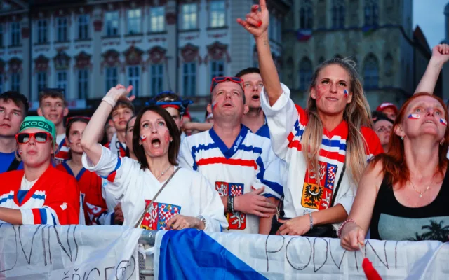 VIDEO: Na Staroměstském náměstí fandí českým hokejistům tisíce lidí. Záchranáři raději přistavili speciál Fénix