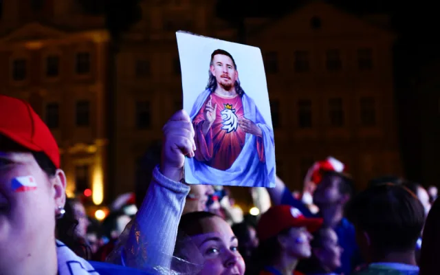 FOTOGALERIE: Euforie i kolapsy. Podívejte, jak se včera fandilo na Staroměstském náměstí