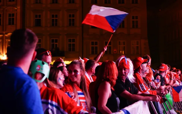 FOTOGALERIE: Euforie i kolapsy. Podívejte, jak se včera fandilo na Staroměstském náměstí
