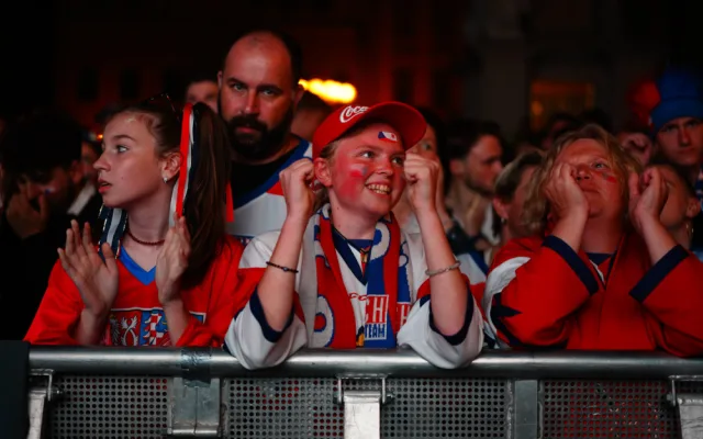 FOTOGALERIE: Euforie i kolapsy. Podívejte, jak se včera fandilo na Staroměstském náměstí