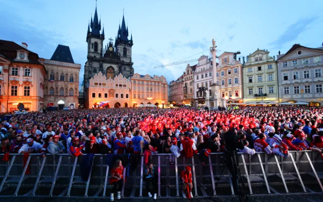 FOTOGALERIE: Euforie i kolapsy. Podívejte, jak se včera fandilo na Staroměstském náměstí