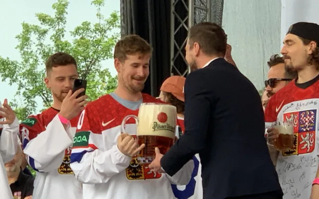 VIDEO: Kdo neskáče, není Čech! Tisíce fanoušků slaví v centru Prahy s českými hokejisty zlatou medaili