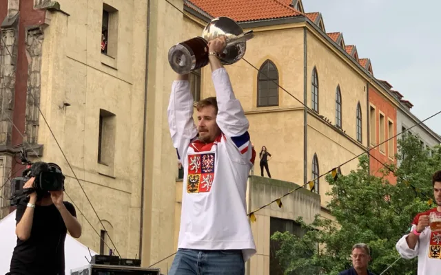 VIDEO: Kdo neskáče, není Čech! Tisíce fanoušků slaví v centru Prahy s českými hokejisty zlatou medaili